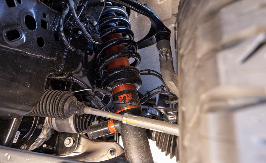 Der F-150 Raptor verfügt über das vielleicht beste Stoßdämpfersystem der Welt, FOX Racing Shox, mit der faszinierenden Live Valve-Technologie. Live Valve ist eine Reihe von Sensoren, die das Verhalten des Fahrzeugs und der Straßenoberfläche in Echtzeit erfassen. In Windeseile passt das System die Dämpfung an, um noch schneller auf Veränderungen im Gelände zu reagieren.