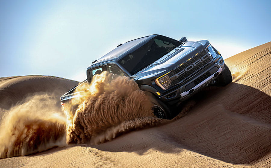 Mit dem Terrain Management System von Ford können Sie ganz einfach den Untergrund einstellen, auf dem Sie gerade fahren. Wählen Sie aus sieben verschiedenen Fahrmodi, und das Terrain Management System passt Lenkung, Drehmoment, Getriebe und Kraftverteilung zwischen den Radachsen an, um Sie sicher durch jedes Gelände zu bringen.