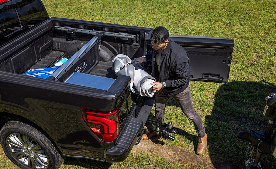 2024-ford-f-150_pro-access-tailgate_02_908x558px